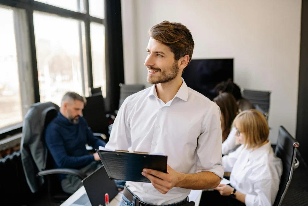 Travail d'équipe dans un bureau