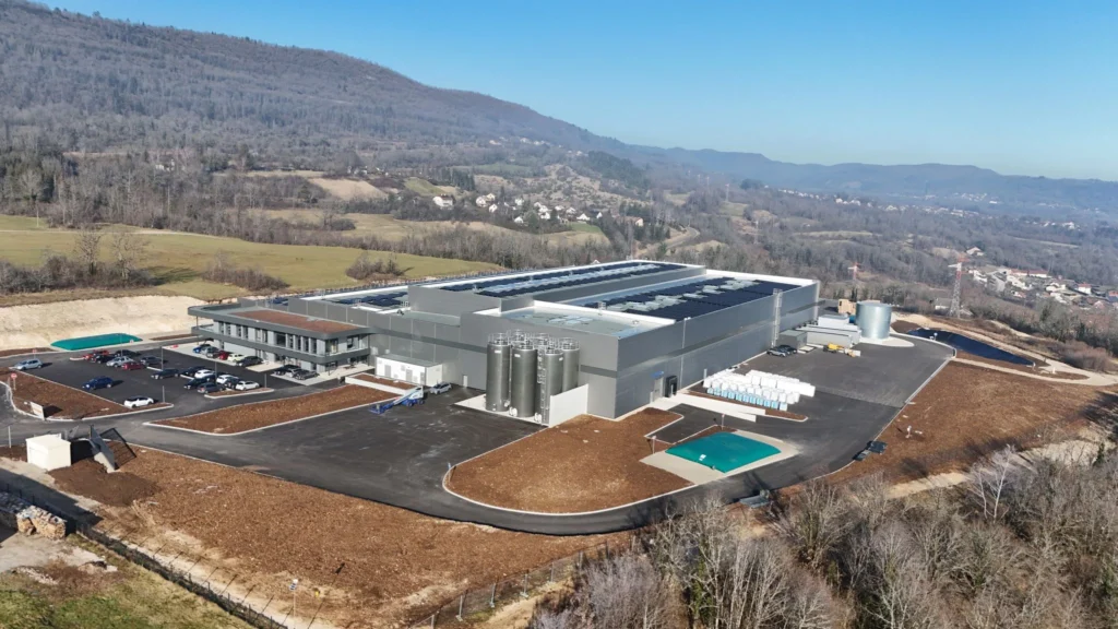 Vue plan large d'un site industriel